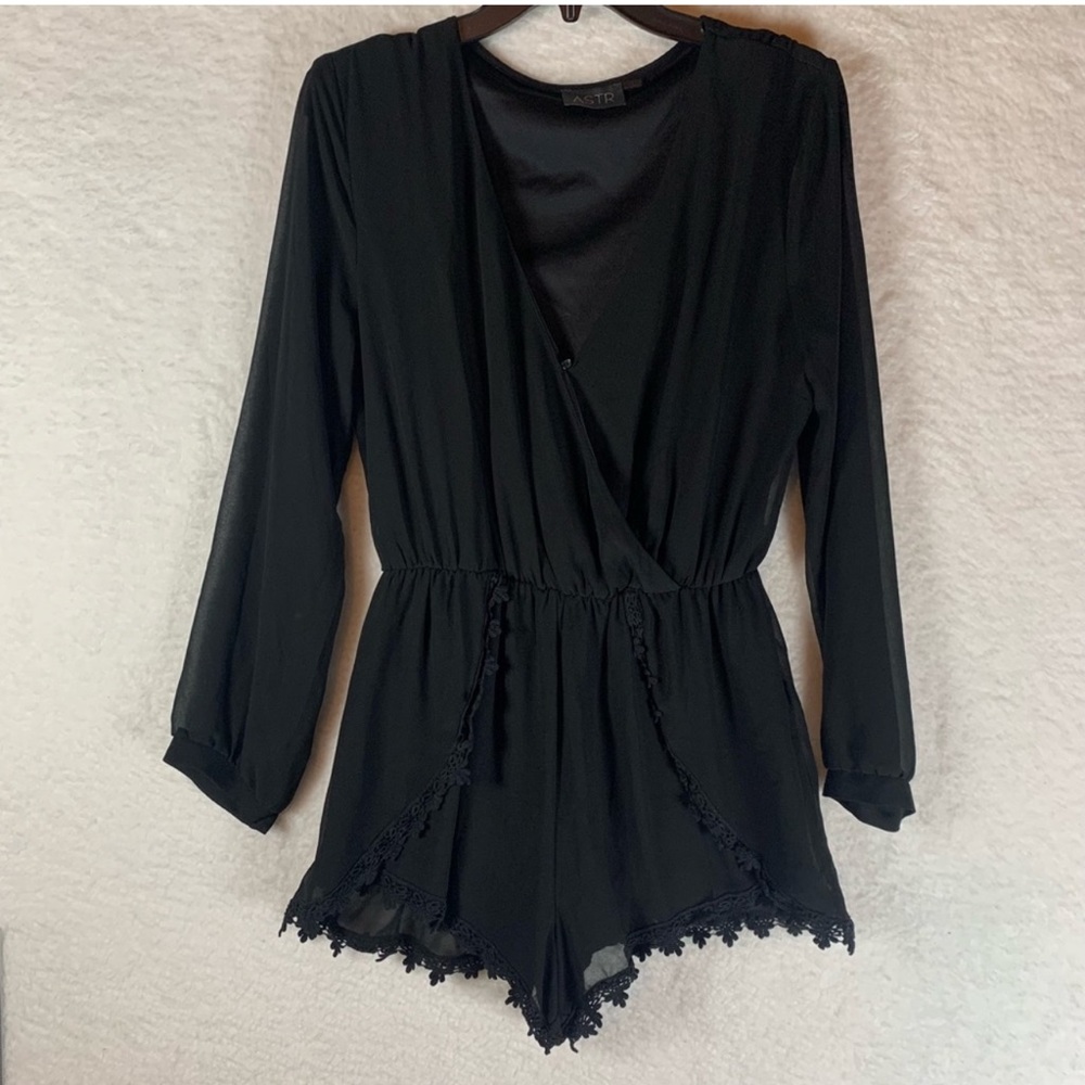Astr The Label Womens Roseanne Pleated Romper Jumpsuit SZ L black.  NWOT
4700